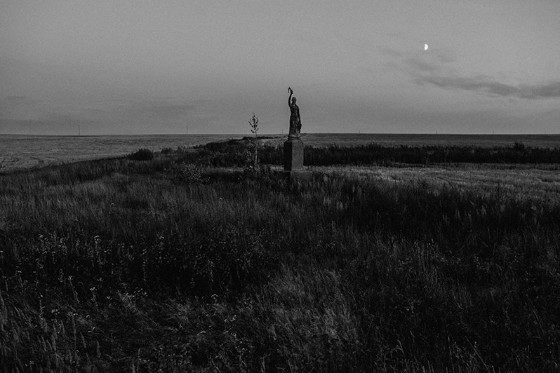 Каменное изваяние молодой женщины стоящей у одной из марийских священных рощ, Республика Марий Эл, Россия. 2011