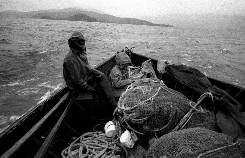 Рыбаки из посёлка Курбулик, отплывающие от урочища Глинка, Баргузинский район, Бурятия, Россия. Октябрь 2001