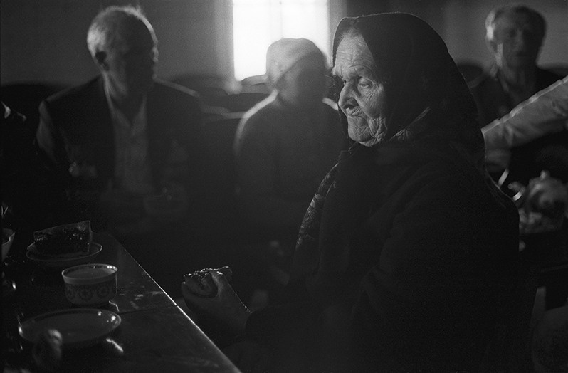 9 May. Tea party in the village club, Chukhlomsky district, Kostroma region, Russian SFSR. May 1989