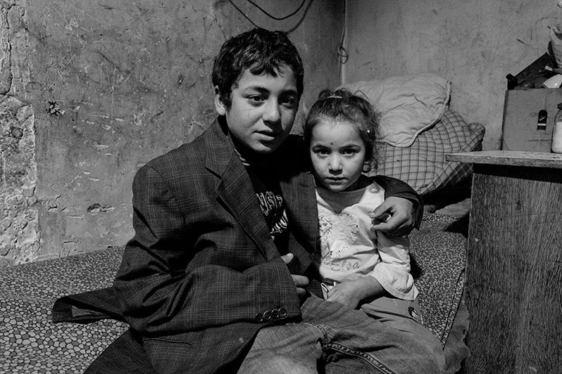 Мальчик с младшей сестрой, деревня Свиния, Прешовский край, Словакия. 2022