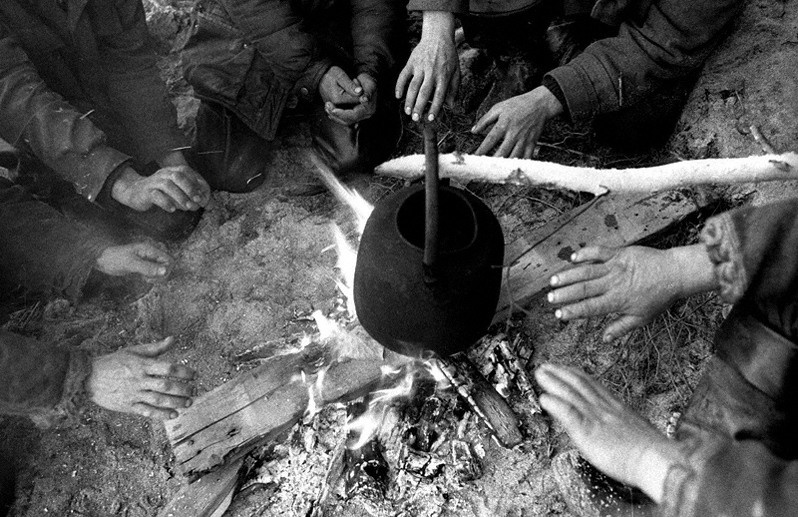 Курбуликские рыбаки согревающиеся у костра. Урочище Глинка, Баргузинский район, Бурятия, Россия. Октябрь 2001