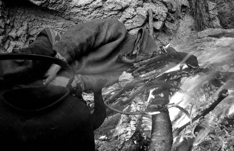 Капитан рыбацкой бригады, заснувший на берегу близ посёлка Чивыркуй, Баргузинский район, Бурятия, Россия. Октябрь 2001