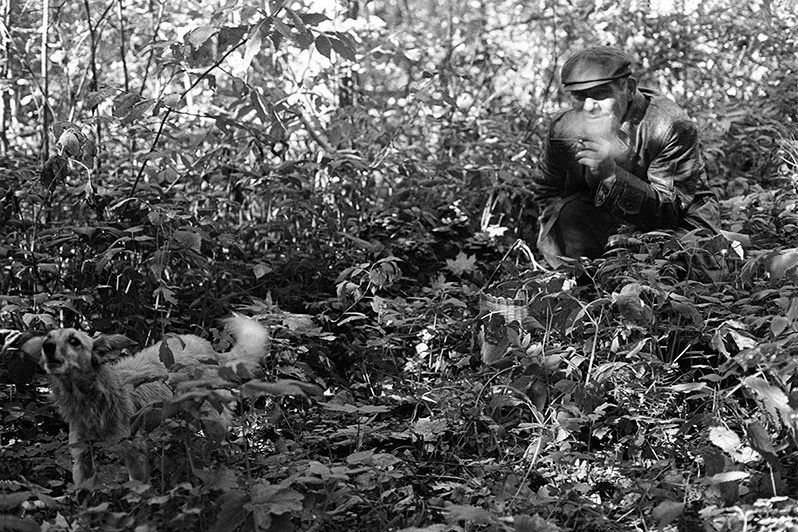 For mushrooms. Smoke break, near manor of Yasnaya Polyana, Shchyokinsky District, Tula region, Russian SFSR. September 1986