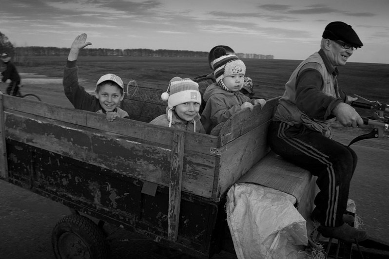 Катание на мотоблоке близ села Старое Тябердино, Кайбицкий район, Татарстан, Россия. 2015