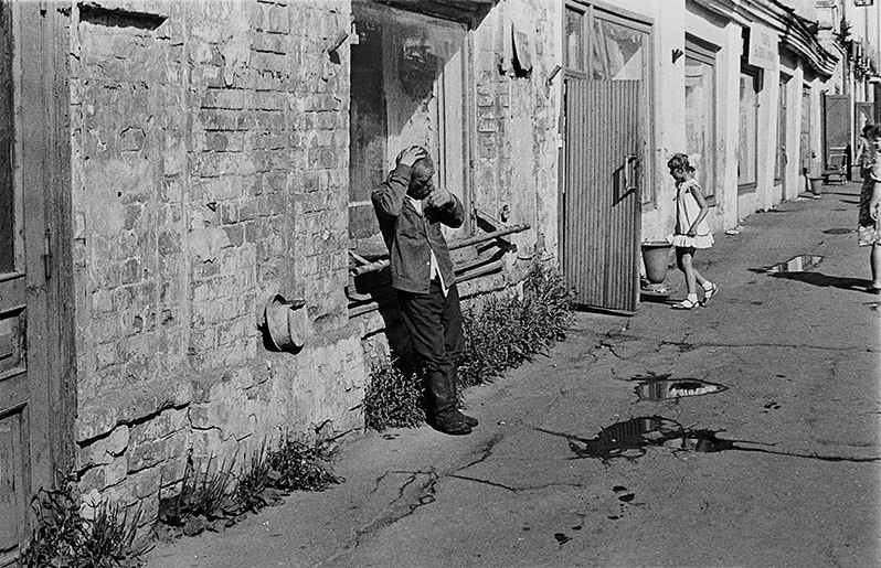 By the shop, Vologda, Russian SFSR. July 1984
