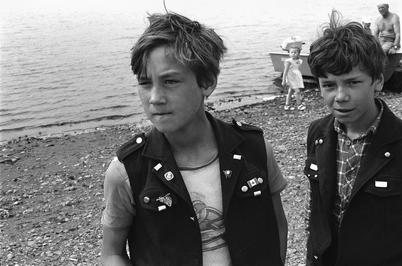 On the lakeside. Photo as a souvenir, Pershlakhta village, Plesetskiy district, Russian SFSR. July 1990