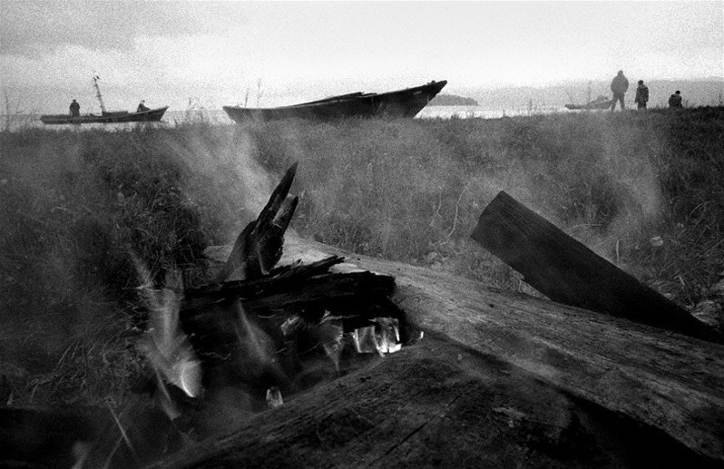 Костёр на берегу близ посёлка Давша, Баргузинский район, Бурятия, Россия. Октябрь 2001