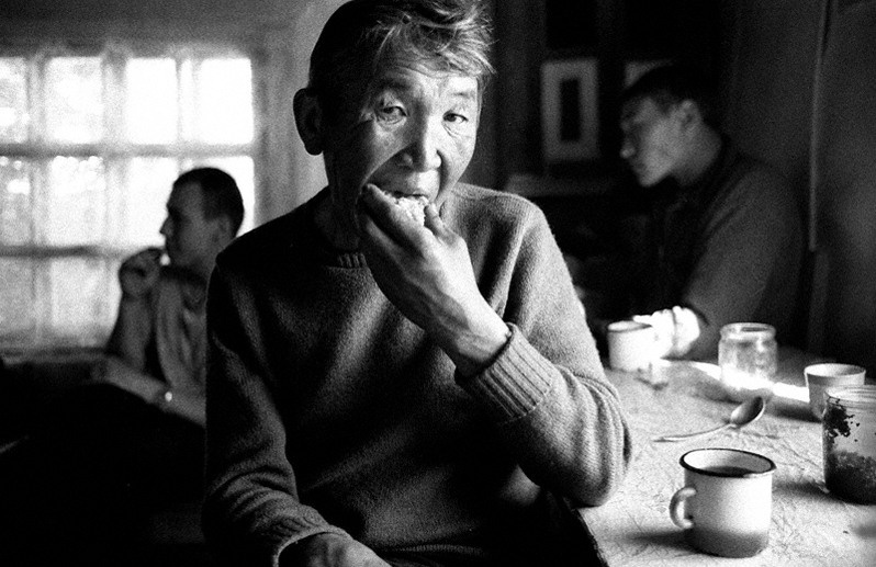 Портрет рыбака. Посёлок Курбулик, Баргузинский район, Бурятия, Россия. Октябрь 2001