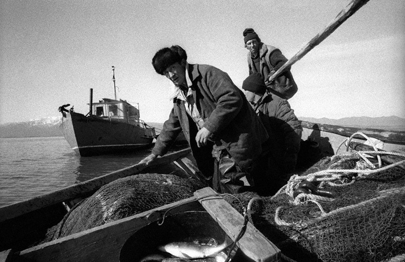 Рыбаки из посёлка Курбулик на лодке, Баргузинский район, Бурятия, Россия. Октябрь 2001