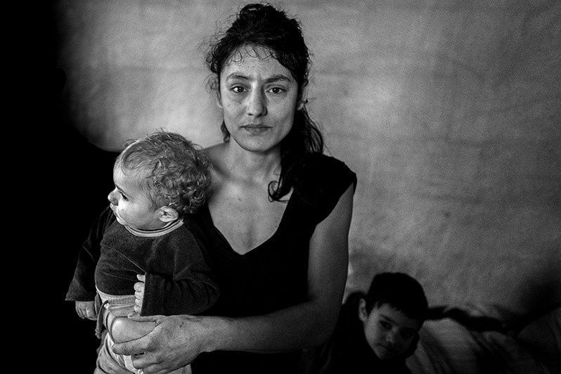 Клавдия с ребенком, деревня Свиния, Прешовский край, Словакия. 2022