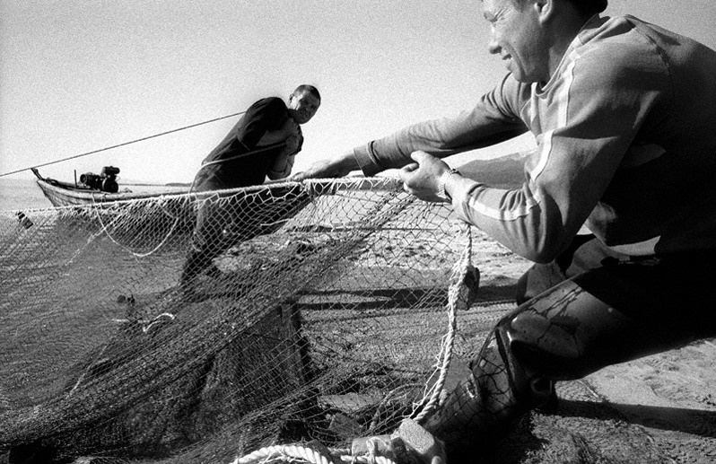 Курбуликские рыбаки на берегу мыса Макарова, Баргузинский район, Бурятия, Россия. Октябрь 2001