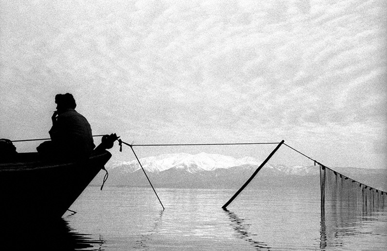 Силуэт рыбака из Курбулика у возвышенности полуострова Святой Нос, Баргузинский район, Бурятия, Россия. Октябрь 2001