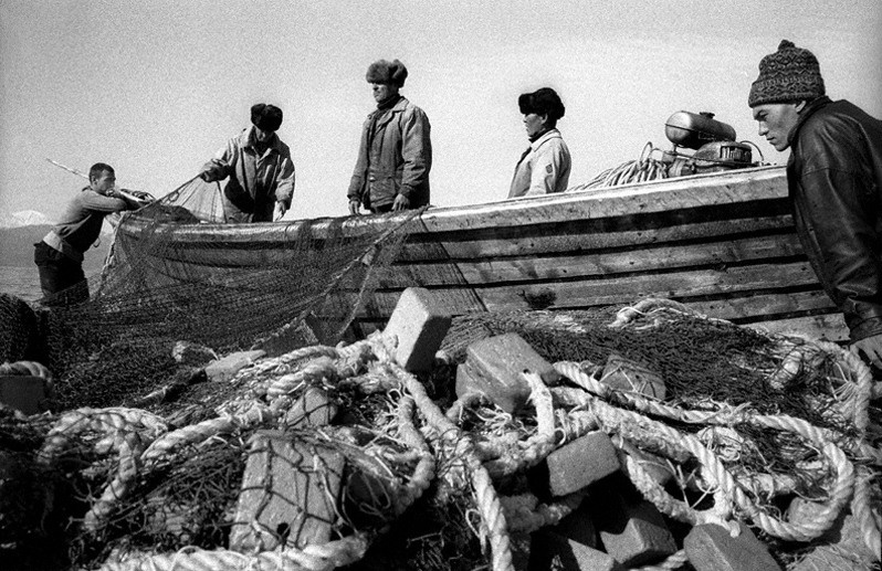 Курбуликские рыбаки на берегу мыса Коврижка, Баргузинский район, Бурятия, Россия. Октябрь 2001