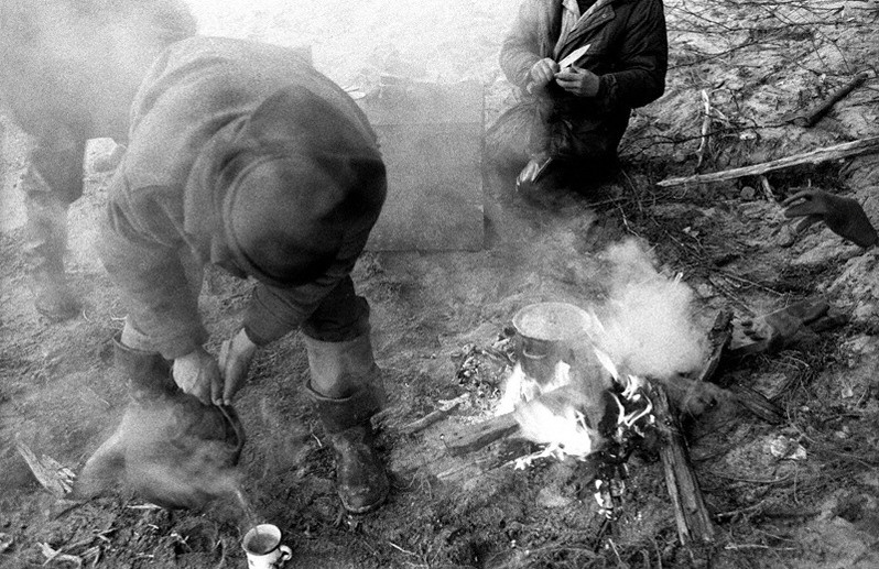 Курбуликские рыбаки за приготовлением завтрака в урочище Глинка, Баргузинский район, Бурятия, Россия. Октябрь 2001