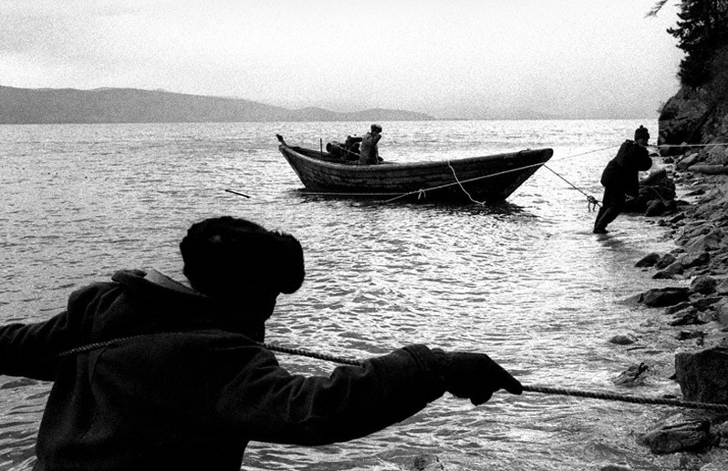 Рыбаки из посёлка Курбулик на берегу мыса Коврижка, Баргузинский район, Бурятия, Россия. Октябрь 2001