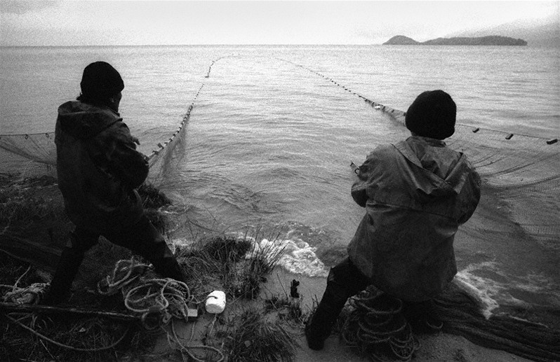Рыбаки из посёлка Курбулик, вытаскивающие сети близ урочища Глинка, Баргузинский район, Бурятия, Россия. Октябрь 2001