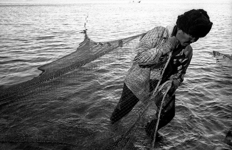 Курбуликский рыбак на берегу мыса Безымянный, Баргузинский район, Бурятия, Россия. Октябрь 2001