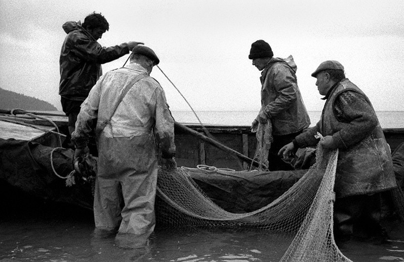 Курбуликские рыбаки на берегу близ посёлка Давша, Баргузинский район, Бурятия, Россия. Октябрь 2001