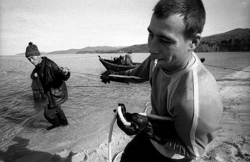 Рыбаки, вытаскивающие сети на берег мыса Тоненький, Баргузинский район, Бурятия, Россия. Октябрь 2001