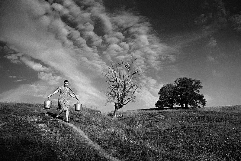 Баба с полными вёдрами воды – к удаче, близ деревни Татарское Азелеево. Зеленодольский район, Татарстан, Россия. 1994
