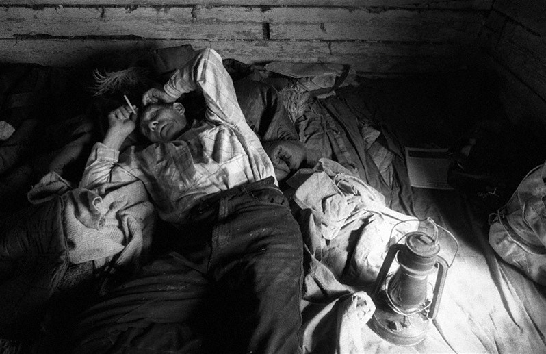 Рыбак в момент отдыха в хибаре на мысе Покойники, Баргузинский район, Бурятия, Россия. Октябрь 2001