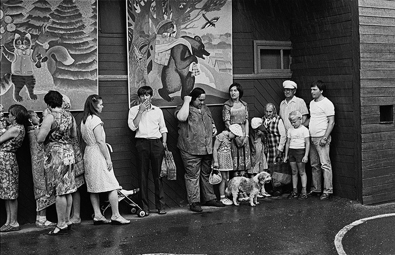 In the city park, Under rain, Vologda, Russian SFSR. July 1984