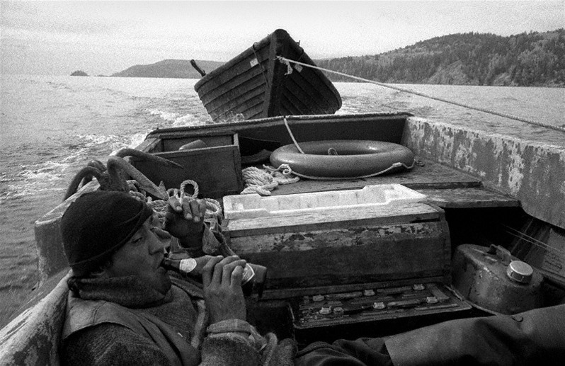 Курбуликский рыбак. Из чивыркуйского тумана, близ посёлка Чивыркуй, Баргузинский район, Бурятия, Россия. Октябрь 2001