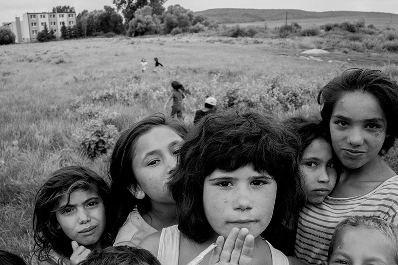 Дети играют в открытом поле за пределами населенного пункта, деревня Свиния, Прешовский край, Словакия. 2021