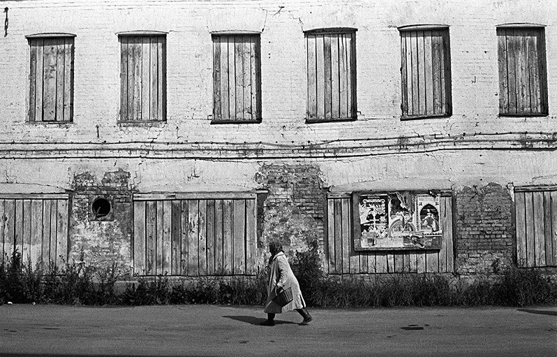 Along the house with clogged windows, Rostov, Yaroslavl region, Russian SFSR. July 1983