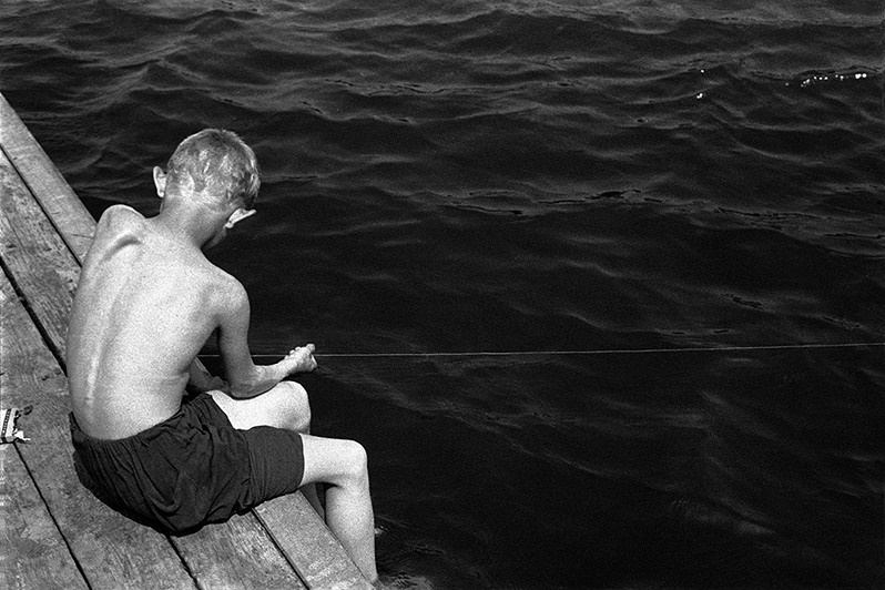 A boy and a tightly stretched fishing line, Gomel, Byelorussian SSR. June 1986