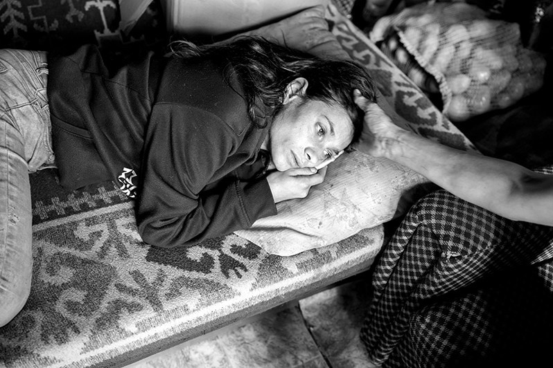 Эрика после получения известия о том, что её муж должен отправиться в тюрьму на шесть месяцев, посёлок Сечовце, Требишовский район, Кошицкий край, Словакия. 2023