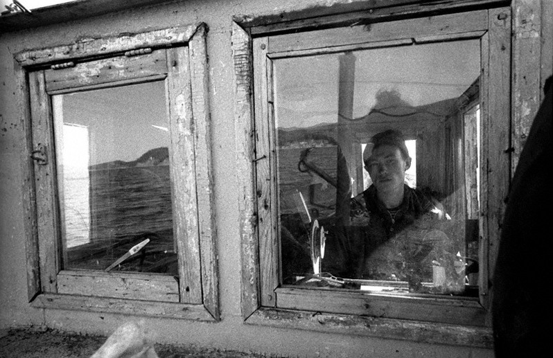Рыбаки из посёлка Курбулик. Каюта капитана, Баргузинский район, Бурятия, Россия. Октябрь 2001