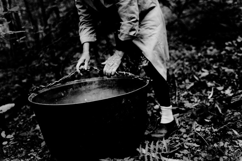 Марийская женщина готовит котёл для варки священных животных, Республика Марий Эл, Россия. 2011