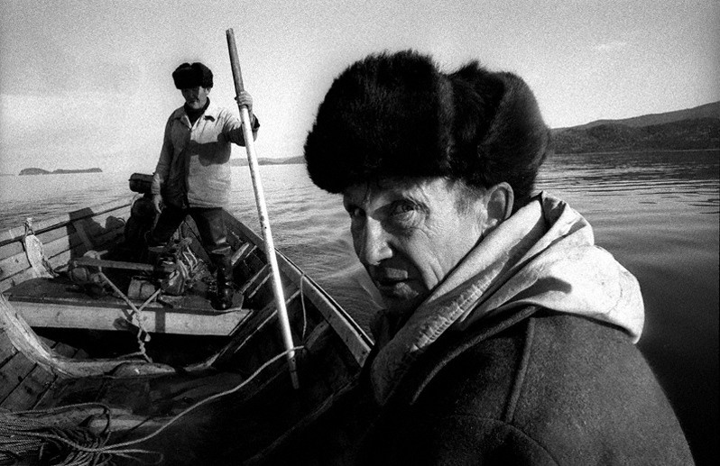 Рыбаки из посёлка Курбулик, промышляющие в районе Белого Камня, Баргузинский район, Бурятия, Россия. Октябрь 2001