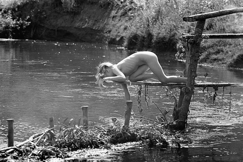 Девочка и река, близ деревни Паново, Зеленодольский район, Татарстан, Россия. 1985