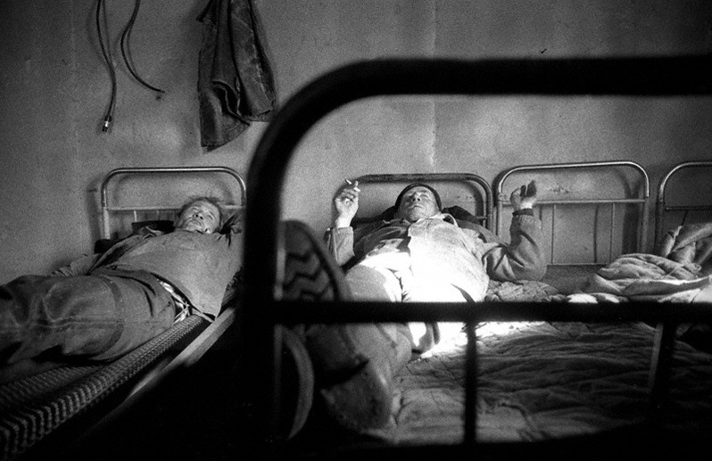 Хибара в рыбацком посёлке Кулинино, Баргузинский район, Бурятия, Россия. Октябрь 2001