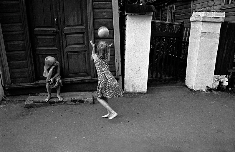 Children play with the ball, Plyos, Privolzhsky district, Ivanovo region, Russian SFSR. July 1983