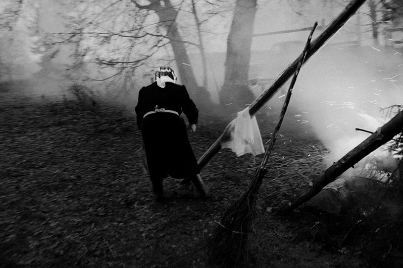 Марийская женщина готовит священный огонь, Республика Марий Эл, Россия. 2011