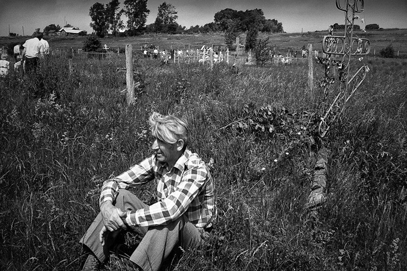 Отец в день Троицы, деревня Паново, Зеленодольский район, Татарстан, Россия. 1986