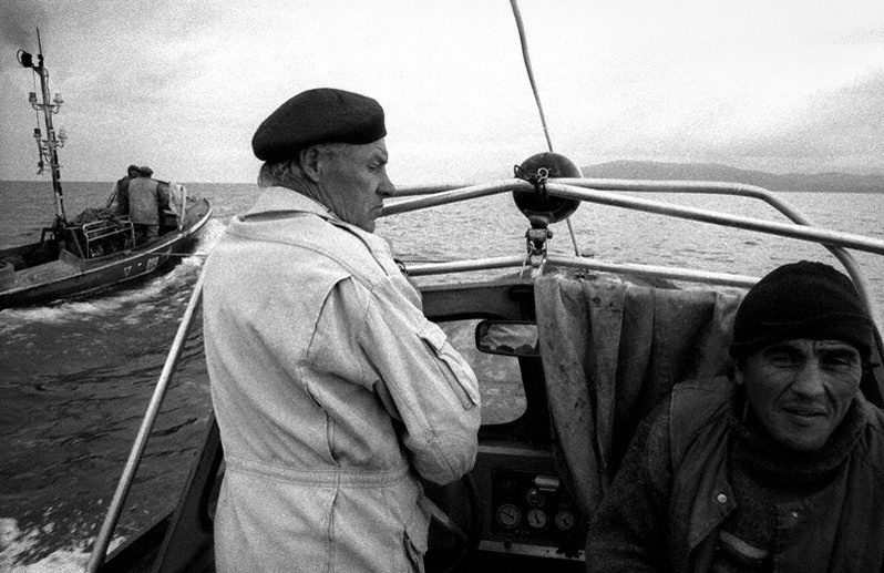 Рыбаки посёлков Курбулик и Монахово вместе огибают мыс Лохматый, Баргузинский район, Бурятия, Россия. Октябрь 2001