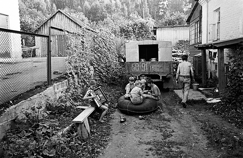 On the balloon tire in playing cards, Plyos, Privolzhsky district, Ivanovo region, Russian SFSR. July 1983
