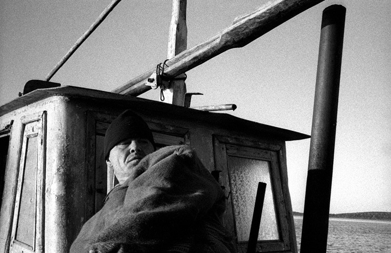 Капитан на своей шхуне. Мыс Тоненький, Баргузинский район, Бурятия, Россия. Октябрь 2001