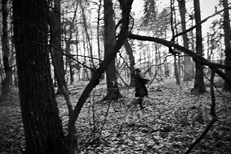 Жители деревни идут в священную рощу на молитву, Республика Марий Эл, Россия. 2011