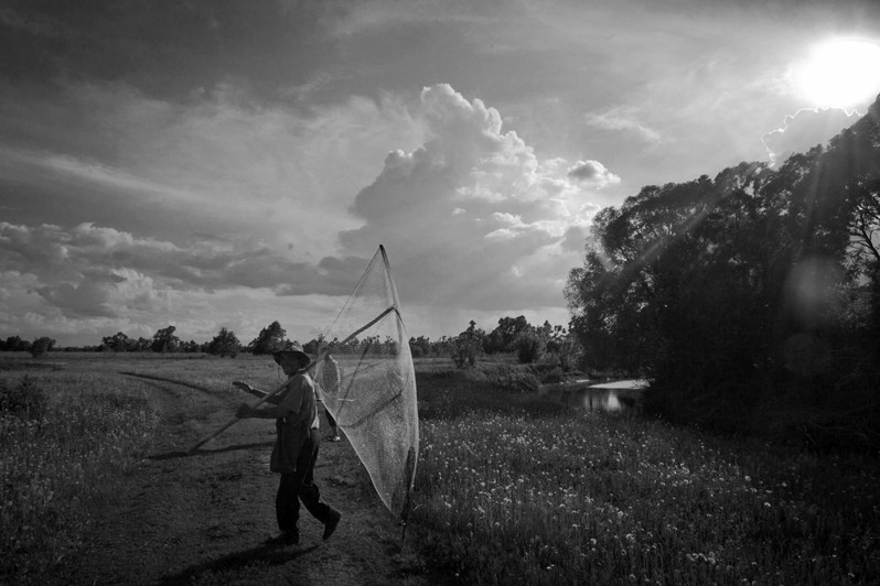 Рыбак по дороге к речке, село Турминское, Кайбицкий район, Татарстан, Россия. 2015