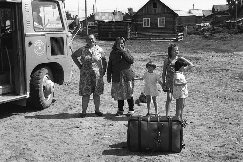 Suitcase on the road, Arkhangelsk region, Russian SFSR. July 1990