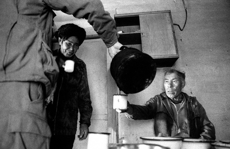 Елизихинские рыбаки в своём убежище, посёлок Елизиха, Баргузинский район, Бурятия, Россия. Октябрь 2001