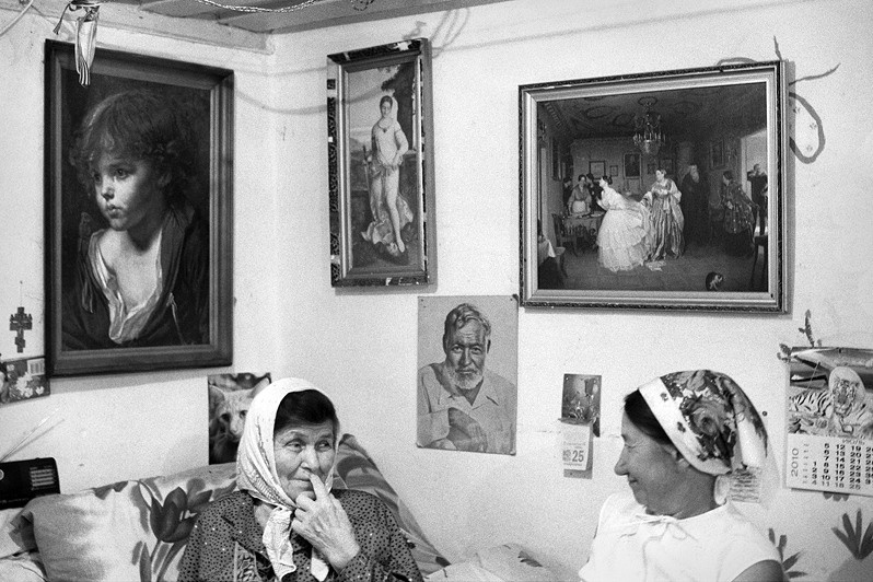 Farm gossips of old girlfriends, Senshin khutor, Oblivsky district, Rostov-on-Don region, Russia. July 2010