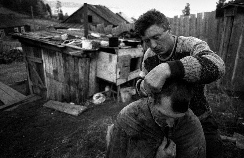 Стрижка в рыбацком посёлке Курбулик, Баргузинский район, Бурятия, Россия. Октябрь 2001