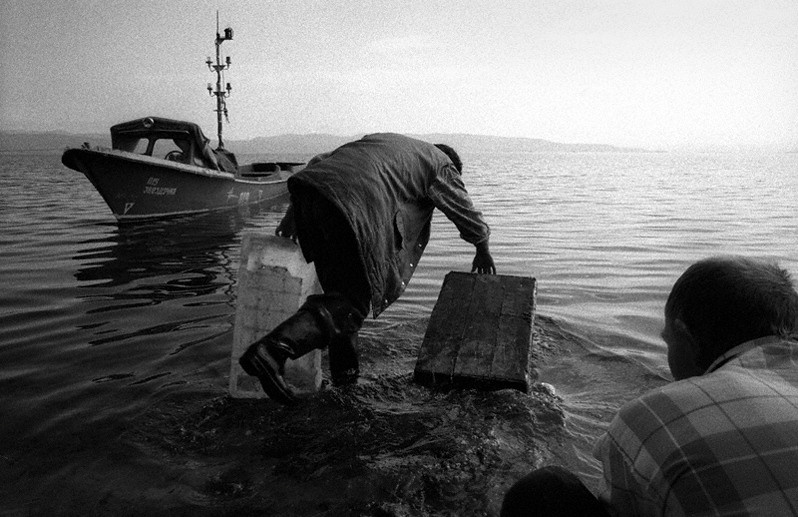 Рыбаки на берегу мыса Покойники. Чистка в конце дня, близ посёлка Курбулик, Баргузинский район, Бурятия, Россия. Октябрь 2001