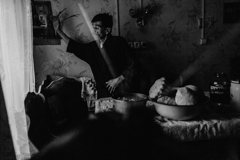 Рано утром марийцы зажигают свечи перед иконами за накрытым столом и просят защиты от зла, Республика Марий Эл, Россия. 2012